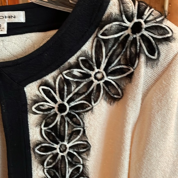 ST. JOHN Women’s Knit Cream Black Embroidered Trim Jacket Size 12 - Picture 3 of 16